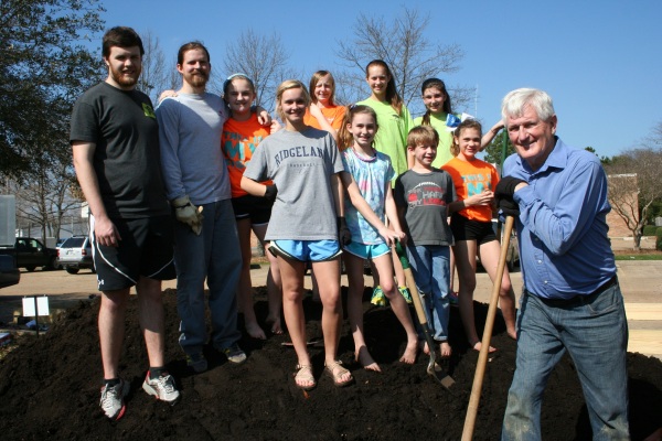 First Ridgeland Baptist Church volunteers spend spring break in Ridgeland community garden